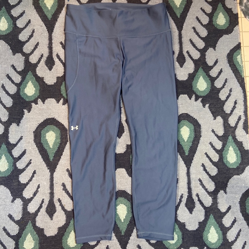 Under Armor L SKY BLUE compression cropped leggings like new!